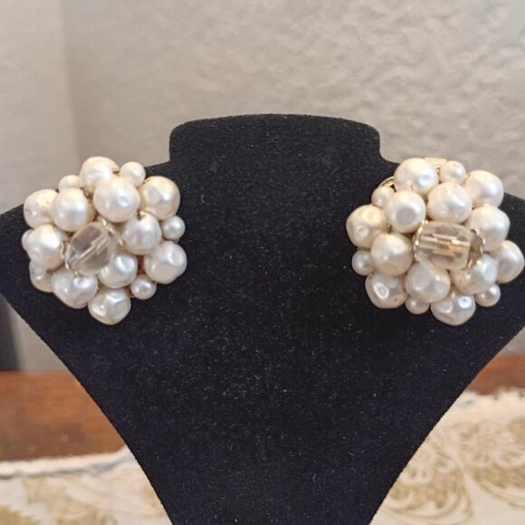 Vintage Clip on Peril Earrings - Picture 3 of 4